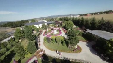 Bu, Almanya 'nın Hamburg kentindeki Miniatur Wunderland model tren müzesinin video turnesi. Müzede Hamburg, Alpler ve Alpler 'in bir modeli de dahil olmak üzere çeşitli minyatür dünyalar yer alıyor.