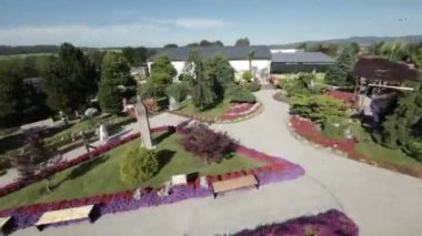 Her rengin canlı çiçeklerinin nefes kesici bir görüntü oluşturduğu bu büyüleyici bahçenin büyüleyici güzelliğine kendini daldır. Özenle hazırlanmış bu manzara büyüleyici bir dizi...