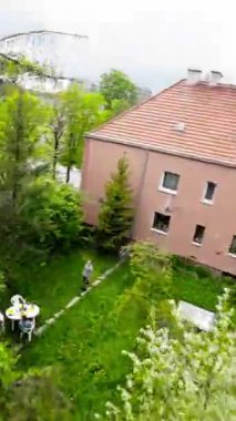 Bu güzel bir bahçede rahatlatıcı bir yürüyüşün videosu. Video yemyeşil, renkli çiçekler ve doğanın sakinleştirici sesleriyle dolu. İzlemek ve rahatlamak için mükemmel bir video.