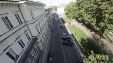 Bu çarpıcı FPV insansız hava aracı görüntüsü sizi Polonya 'nın merkezindeki Varşova' ya doğru nefes kesici bir yolculuğa çıkarıyor. Tarihi Eski Şehir 'den şehir merkezinin modern gökdelenlerine, Varşova' dan