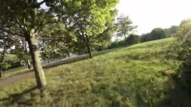 Bu FPV drone görüntüleri ağaçlı, çimenli ve patikalı bir parkı gösteriyor. Video birinci şahıs perspektifinden çekiliyor ve İHA parkın içinden uçarak manzaranın benzersiz bir görüntüsünü sağlıyor.