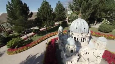 Sizi büyüleyici bir minyatür bahçede büyüleyici bir yolculuğa çıkarırken harikalar diyarına dalın. Videomuz size eşsiz bir bakış açısı sunuyor, karmaşık ayrıntıları keşfetmenize olanak sağlıyor.