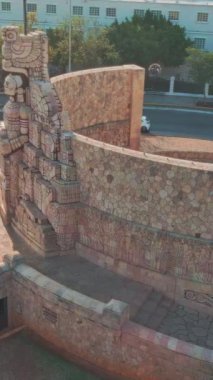 Video, Campeche, Meksika 'daki Uxmal Maya Piramidini gösteriyor. Piramit, dikdörtgen tabanlı ve düz tabanlı büyük, basamaklı bir yapıdır. Taştan yapılmış ve bir dizi oyma var.