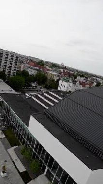 Bu video, şehir parkında yürümek kadar rahatlatıcı. Park yemyeşil, güzel çiçekler ve çeşitli ağaçlarla doludur. Ayrıca onu harika bir yer yapan birkaç bank ve patika da var.