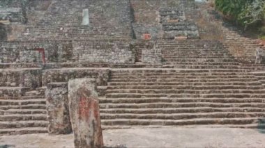 Videoda, Meksika 'nın Yuc atan Yarımadası' ndaki Ek Balam antik Maya kalıntıları sergileniyor. Bu etkileyici kalıntılar bir zamanlar gelişmiş bir medeniyetin varlığının kanıtıdır.