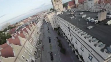 Bu nefes kesici FPV insansız hava aracı görüntüsü sizi tarihi şehir Opole, Polonya 'ya doğru heyecanlı bir yolculuğa çıkarıyor. Opole Kalesi 'nin antik duvarlarının üzerinde süzül ve hayret verici güzelliğe hayran kal.