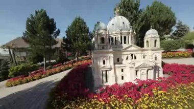 Her karmaşık detayın hayata geçtiği titizlikle hazırlanmış minyatür bir şehirde büyüleyici bir yolculuğa katılın. Videomuz sizi büyüleyici bir gezintiye çıkarıyor ikonik simgelerin önünden, her biri