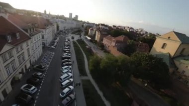 Polonya, Varşova 'nın büyüleyici güzelliğini bu nefes kesici FPV insansız hava aracı görüntüsüyle yaşayın. Bu video sizi şehrin göbeğinde keyifli bir yolculuğa çıkarıyor.