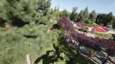 Dünyanın en büyük model demiryolu olan Miniatur Wunderland 'ın büyüleyici dünyasına dalın, Almanya' nın Hamburg şehrinin göbeğinde yer alın. Bu büyüleyici video sizi büyülüyor.