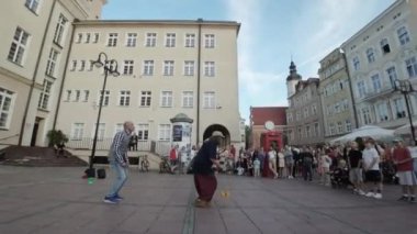 Eşsiz bir birinci şahıs bakış açısıyla Polonya 'nın Opole kentinin çarpıcı güzelliğini tecrübe edin. Bu nefes kesici FPV insansız hava aracı görüntüsü sizi tarihi caddelerde heyecanlı bir yolculuğa çıkarıyor.