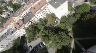 Bu büyüleyici hava turu sizi canlı bir şehir manzarasında büyüleyici bir yolculuğa çıkarıyor. Video şehrin nefes kesen bir panoramik görüntüsüyle açılıyor. Etkileyici ufuk çizgisini gözler önüne seriyor.