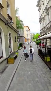 Bu video sizi güzel bir Avrupa şehrinde yürüyüşe çıkarır. Büyüleyici bir mimari, büyüleyici sokaklar ve yerel halkın günlük yaşamlarını sürdürdüklerini göreceksiniz. Bu video, herhangi biri için mükemmel.