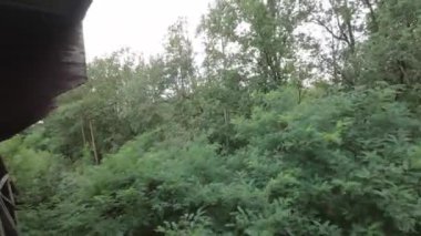 Video, uzun ve terk edilmiş bir binanın FPV insansız hava aracı görüntüsüyle başlıyor. İnsansız hava aracı binanın içinde uçuyor, içi bomboş ve harap halde. İnsansız hava aracı dışarı uçar.