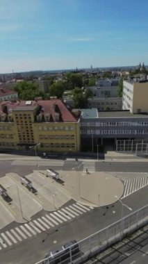 Polonya 'nın Lublin kentinin bu havadan çekilmiş videosu şehir sokaklarını, binaları ve simgeleri kuş bakışı gösteriyor. Video, şehrin ana meydanı Plac Litewski 'nin görüntüsüyle başlıyor.