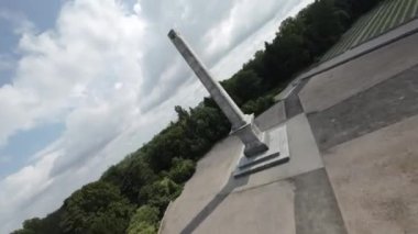 Video, Varşova, Polonya 'da bulunan uzun bir dikilitaş olan Varşova Ayaklanma Anıtı' nın görüntüsüyle başlıyor. Anıt, Nazi Almanyası 'na karşı savaşan Polonyalıların anısına dikilmiştir.