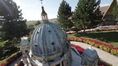 Sizi Hamburg, Almanya 'daki Miniatur Harikalar Diyarı' nda büyüleyici bir yolculuğa çıkarırken büyüleyici ve hassas bir dünyaya dalın. Bu olağanüstü minyatür sergi