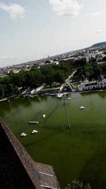 Video Budapeşte 'deki en büyük şehir parkı olan Budapeşte Şehir Parkı' nın havadan görüntüsüyle başlıyor. 1867 yılında kurulmuş ve 1.2 kilometrekarelik bir alanı kapsamaktadır. Park bizim evimiz.