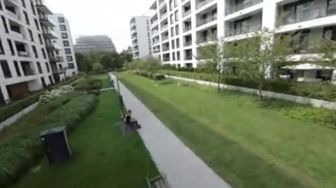Bu nefes kesici insansız hava aracı görüntüsü sizi Polonya, Varşova 'nın göbeğinde büyüleyici yerleşim yerlerini gösteren büyüleyici bir yolculuğa çıkarıyor. Modern yüksek binalardan