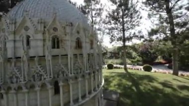 Hamburg, Almanya 'daki Miniatur Wunderland, dünyanın en büyük model demiryoludur. Sergide dünyanın dört bir yanından gelen ünlü simgelerin ayrıntılı kopyaları yer alıyor, Tac Mahal,