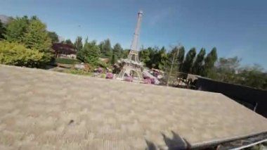 Kendini, güzelliğin tüm ihtişamıyla kutlandığı nefes kesici bir bahçe vahasının canlı dünyasına daldır. Büyüleyici bahçemiz bir sükunet cennetidir.