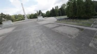 Bu video sizi zengin bir tarihi ve kültürü olan Varşova, Polonya 'da sanal bir tura çıkarıyor. Varşova Ayaklanması Anıtı ve Mezar da dahil olmak üzere en ünlü kentleri göreceksiniz.