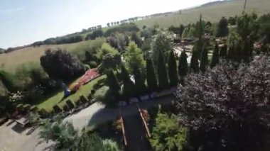 Sizi büyüleyici bir minyatür parkta büyüleyici bir yolculuğa çıkarırken harikalar diyarına dalın. Videomuz size eşsiz bir bakış açısı sunuyor, karmaşık ayrıntıları keşfetmenize olanak sağlıyor ve