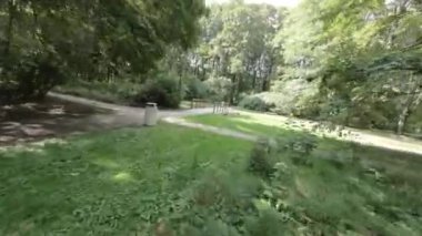 Bu, Polonya 'nın Varşova kentindeki bir parkta yapılan yürüyüşün videosu. Park, çok sayıda ağaç ve bitki çeşidi de dahil olmak üzere yemyeşil alanlarla doludur. Ayrıca küçük bir gölet ve bir köprü de var. Video.
