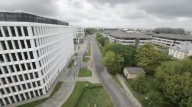 Varşova Spire, Polonya 'nın başkenti Varşova' da bulunan modern bir ofis kompleksi. Kompleks, her birinin kendine has bir tasarımı olan beş binadan oluşuyor. Binalar yemyeşil ile çevrili.