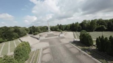 Bu büyüleyici video sizi Polonya, Varşova 'daki tarihi Hisar' da büyüleyici bir yolculuğa çıkarıyor. Büyüleyici mimariye hayranlık duyun, ikonik dikilitaş da dahil, gezinirken