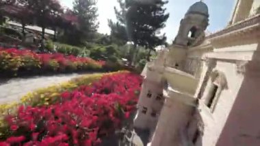 Video, çiçekli ve ağaçlı güzel bir minyatür şehir sunuyor. Minyatür şehir detaylara büyük bir dikkatle inşa edilmiştir ve bir kilise de dahil olmak üzere çeşitli farklı binalara sahiptir.