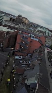 Bu nefes kesici drone görüntüsü sizi Sheffield, İngiltere 'nin çarpıcı silueti üzerinde bir yolculuğa çıkarıyor. Video, belediye binası, barış bahçeleri ve Sheffield gibi ikonik kent simgelerini içerir.