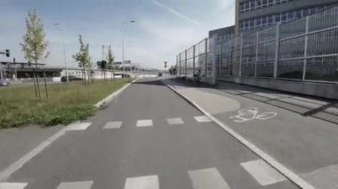 Video, yoğun bir yolda bisiklet süren bir bisikletçiyle başlıyor. Bisikletçi kask takıyor ve doğru şeritte gidiyor. Bisikletçi kavşağa yaklaşırken, sağdan bir otobüs yaklaşıyor.