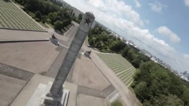 Bu video sizi zengin bir tarihi ve kültürü olan Varşova, Polonya 'ya götürüyor. Şehirlerin en ikonik simgelerini göreceksiniz, Varşova Spire, Kültür Sarayı ve