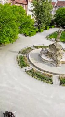 Bu video sizi şehrin göbeğindeki güzel bir parka götürüyor. Park, yemyeşil ağaçları, renkli çiçekleri ve ışıl ışıl pınarı olan huzur ve sükunet dolu bir cennettir.