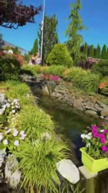 Kendini doğanın güzelliğine bırak ve bu pitoresk bahçede rahatça dolaş. Çiçeklerin canlı renklerine, yemyeşil çimenlere ve sükunete hayran kaldım.