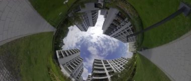 Bu modern apartmanlar arasındaki avlunun 360 derecelik bir videosu. Video tüm avluyu gösteriyor, binalar, avlu ve çevresi de dahil. Bu video...