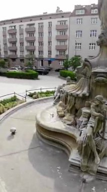 Bu video sizi güzel bir parkta rahatlatıcı bir yürüyüşe çıkarıyor. Park yemyeşil, renkli çiçekler ve sakin bir çeşme ile doludur. Bu video kaçmak isteyenler için mükemmel.