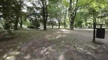 Polonya 'nın Varşova kentindeki bir parktan geçen birinci şahıs görüntüsü. Video bir insansız hava aracının perspektifinden çekildi ve parkların birçok özelliğinin eşsiz bir görüntüsünü sağlıyor. İnsansız hava aracı uçuyor