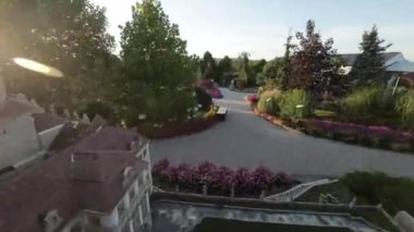 Video, ünlü bina ve heykellerin kopyalarının yer aldığı güzel bir minyatür parkın ayrıntılı bir özetini sunuyor. Park, gezmek isteyen herkes için harika bir yer.