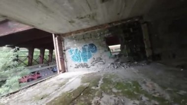 Kalabalık dünyadan saklanmış kentsel bir yaban ördeğinin kalbinde zamanın akışına yenik düşmüş terk edilmiş bir fabrika yatıyor. Bu rahatsız edici keşif sizi bir yolculuğa çıkarıyor.
