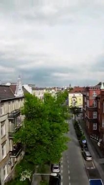 Video, çatıdan çekilen panoramik bir görüntüyle açılıyor. Kamera soldan sağa hareket ediyor, çeşitli binaları, sokakları ve parkları gösteriyor. Binaların çoğu yerleşim yeri, birkaç tane de bina var.