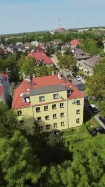 Bu büyüleyici video sizi hareketli bir şehrin kalbinde büyüleyici bir yolculuğa çıkarıyor. Şehrin karmaşık detaylarını ortaya çıkaran çarpıcı hava manzarası karşısında dehşete düşmeye hazır olun.