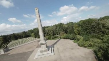 Bu video, zengin bir tarihi ve kültürü olan Polonya 'nın Varşova kentinde nefes kesici bir hava turu sağlıyor. Video, Varşova Spire da dahil olmak üzere birçok şehrin çarpıcı görüntülerini içeriyor.