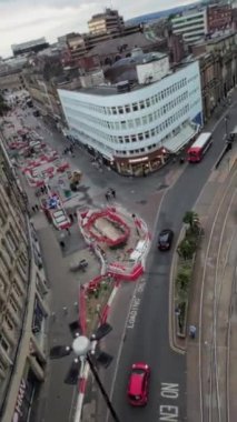 Bu nefes kesici insansız hava aracı görüntüsü sizi Sheffield Şehir Merkezi 'nin kalbine doğru bir yolculuğa çıkarıyor. Şehrin simgesel simgelerini ve hareketli caddelerini eşsiz bir perspektiften yakalıyorsunuz. Yükselin