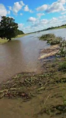 Bu videoda, sizi yıkıcı bir sel felaketinin ardından bir yolculuğa çıkarıyoruz. Bir zamanların dingin nehri bir yıkım seline dönüştü. Arkasında bir enkaz izi bıraktı.