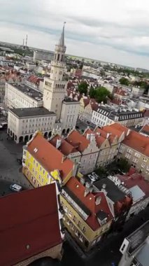Bu çarpıcı hava görüntüleri Polonya 'nın Wroclaw kentindeki canlı Pazar Meydanı' nı gösteriyor. Video, karenin görkemli ve tarihsel çekiciliğini yansıtan nefes kesici panoramik bir çekimle başlıyor. Farklı