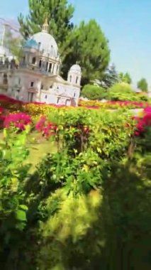 Bu çarpıcı bahçede bir gezinti yapın ve çiçeklerin canlı renklerinin, su özelliklerinin sakinleştirici sesinin ve huzurlu atmosferin tadını çıkarın. Burası dinlenmek için mükemmel bir yer.