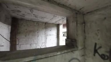 Bu büyüleyici keşif videosunda, terkedilmiş bir Sovyet sığınağının derinliklerine iniyoruz, sırlarını açığa çıkarıyoruz ve kendimizi onun ürkütücü atmosferine gömüyoruz. Sığınaklar çürüyor.