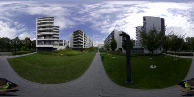 Bu modern bir apartman kompleksinin sanal bir turu. Turne, ağaçlar, çimenler ve çiçeklerle döşenmiş olan avluda başlıyor. Birkaç bank ve çocuklar için bir oyun alanı var. Şey...