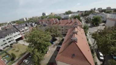 Video şehrin geniş açılı görüntüsüyle başlıyor. Kamera daha sonra yerleşim alanına zumluyor. Video, apartman blokları, evler, sokaklar, ağaçlar gibi çeşitli binaları gösteriyor.